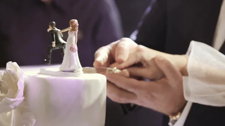 دانلود ویدیو استوک Couple Cutting Wedding Cake